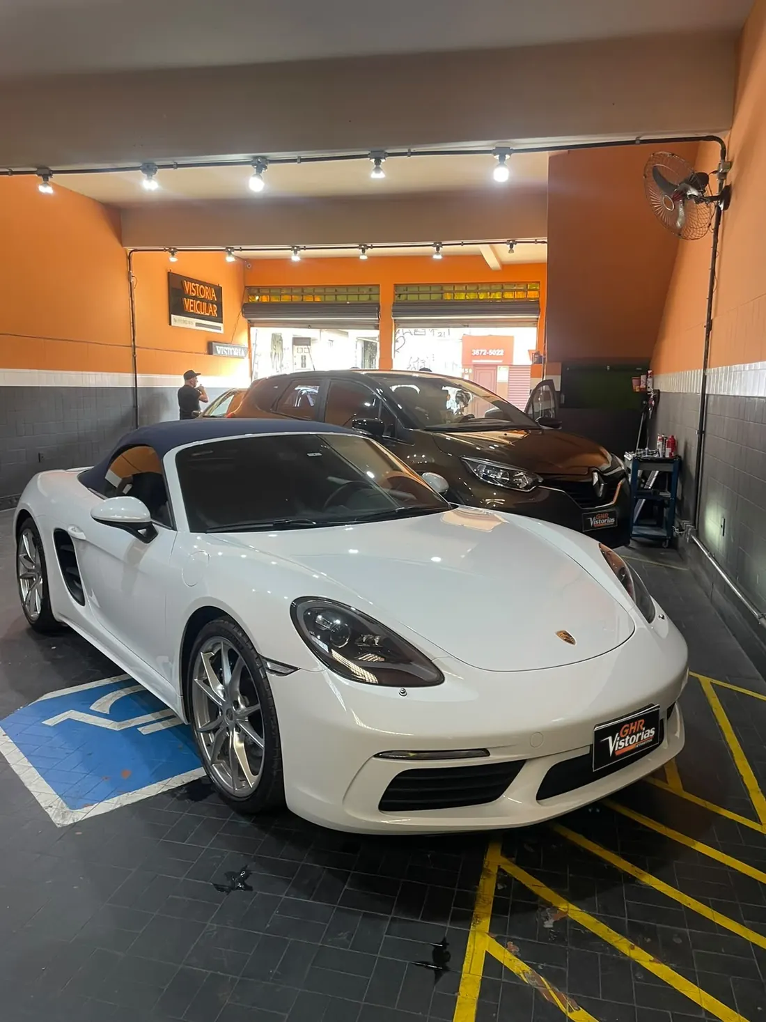 Porsche Boxster branco com pintura brilhante na área de vistoria da GHR