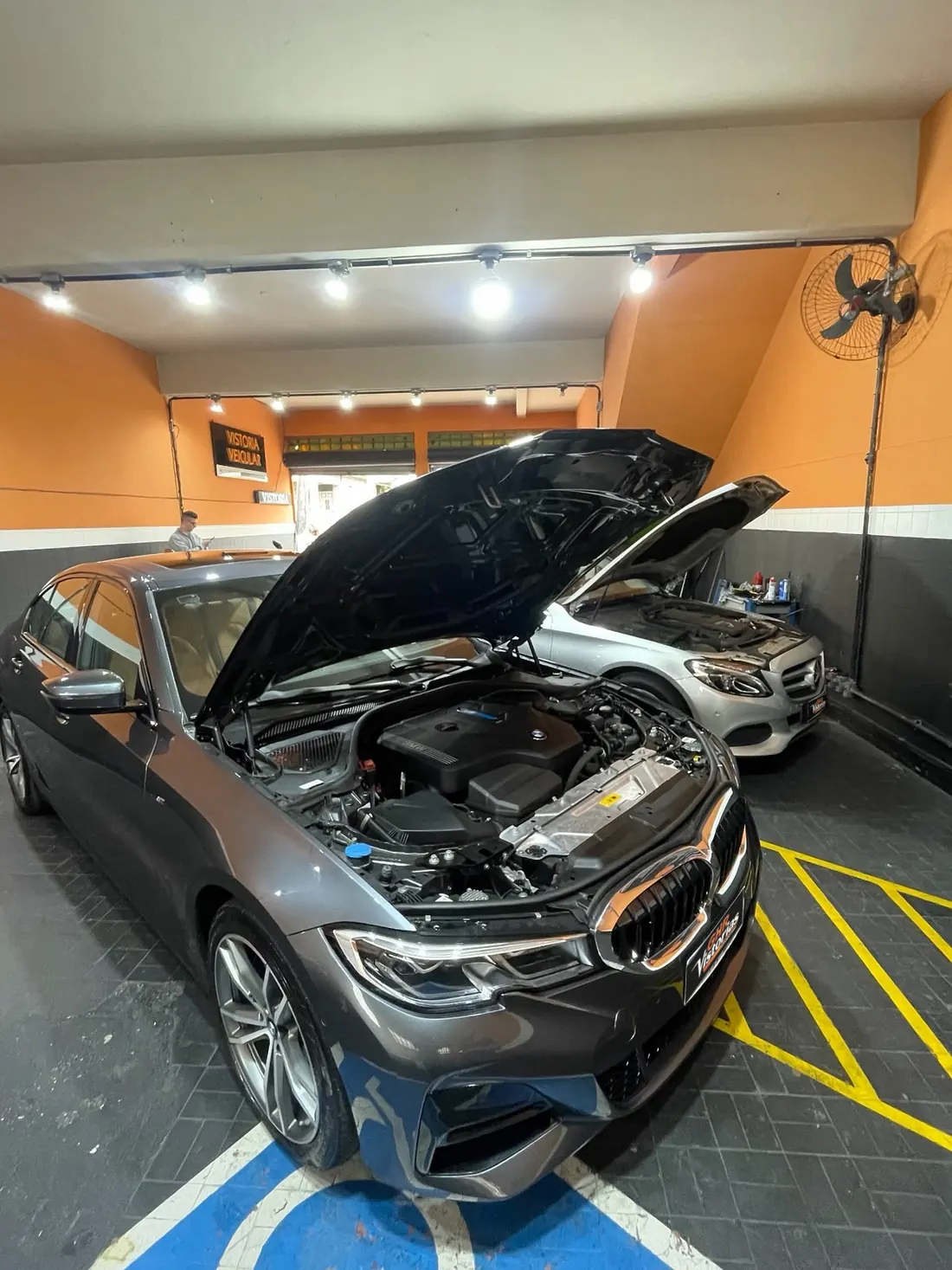 BMW com o capô aberto sendo vistoriada na GHR, na Lapa