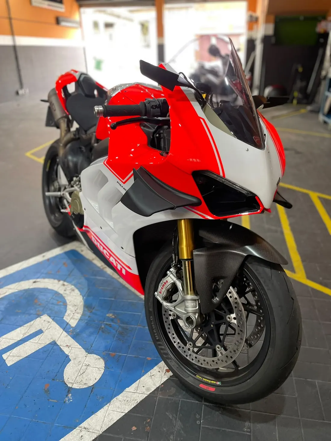 Moto esportiva Ducati vermelha e branca na área de vistoria da GHR